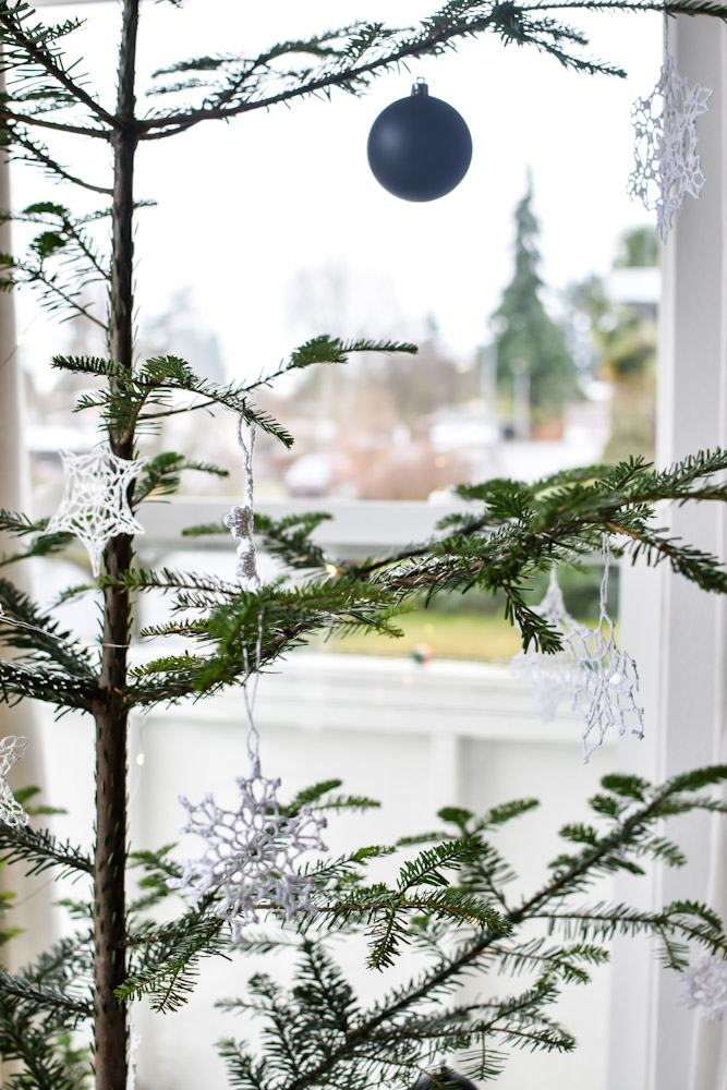 minimalist natural christmas tree